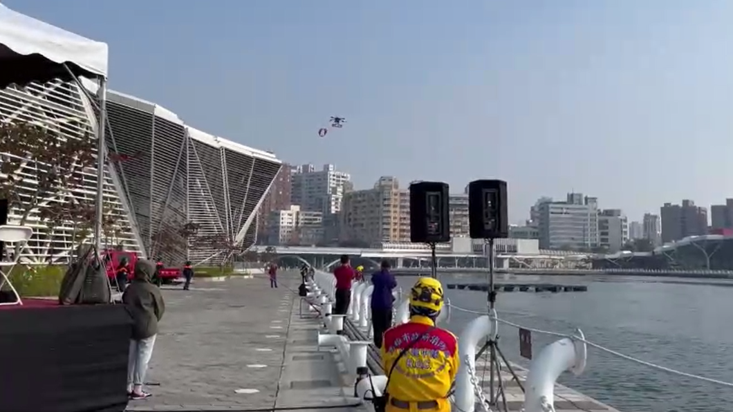 高雄市消防局在「真愛碼頭」舉辦搶救演練。（圖／翻攝自記者爆料網）