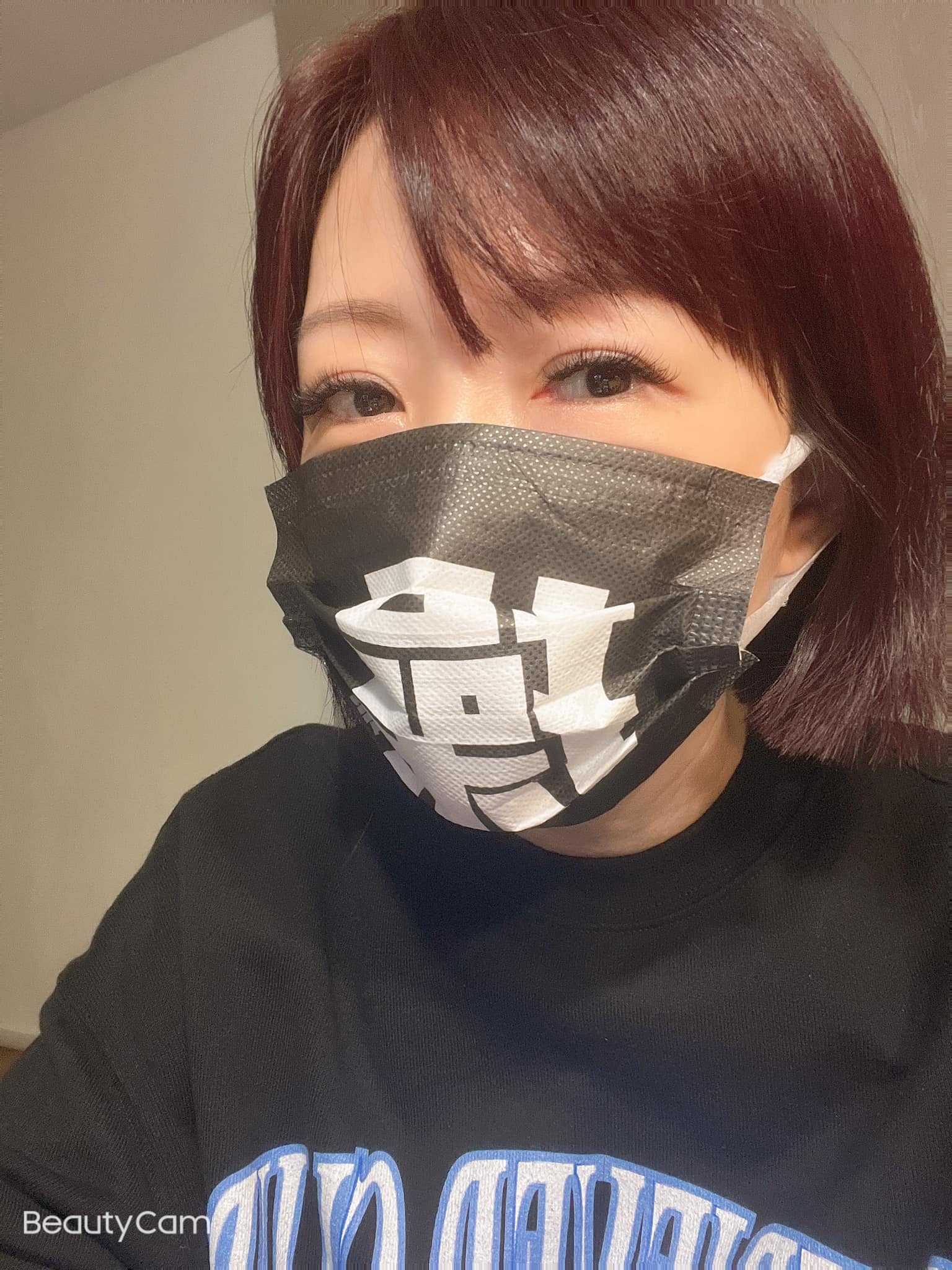 余皓然帶著特殊印花口罩被行注目禮。(圖/翻攝自余皓然臉書)