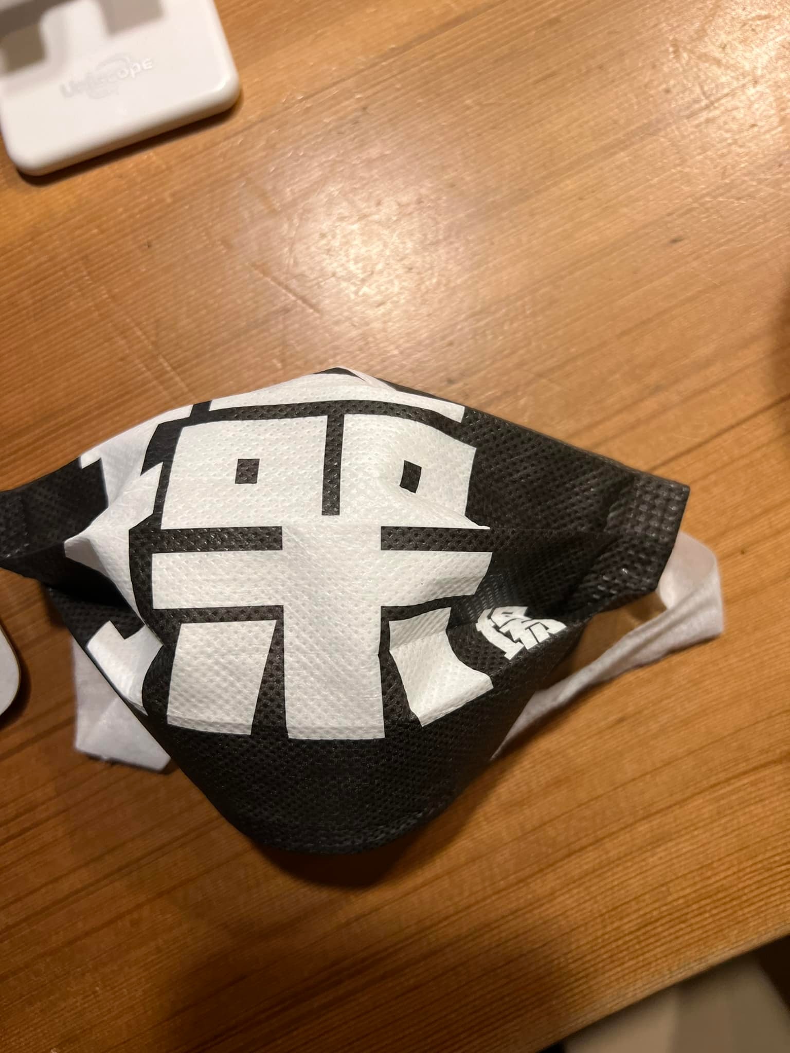 口罩上印了「操場」2字,其中「操」特別大就像在罵人。(圖/翻攝自余皓然臉書)