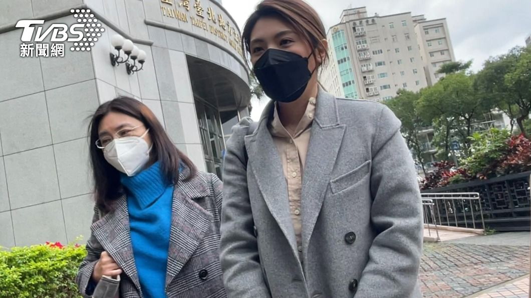 律師陪同理科太太。（圖／TVBS）