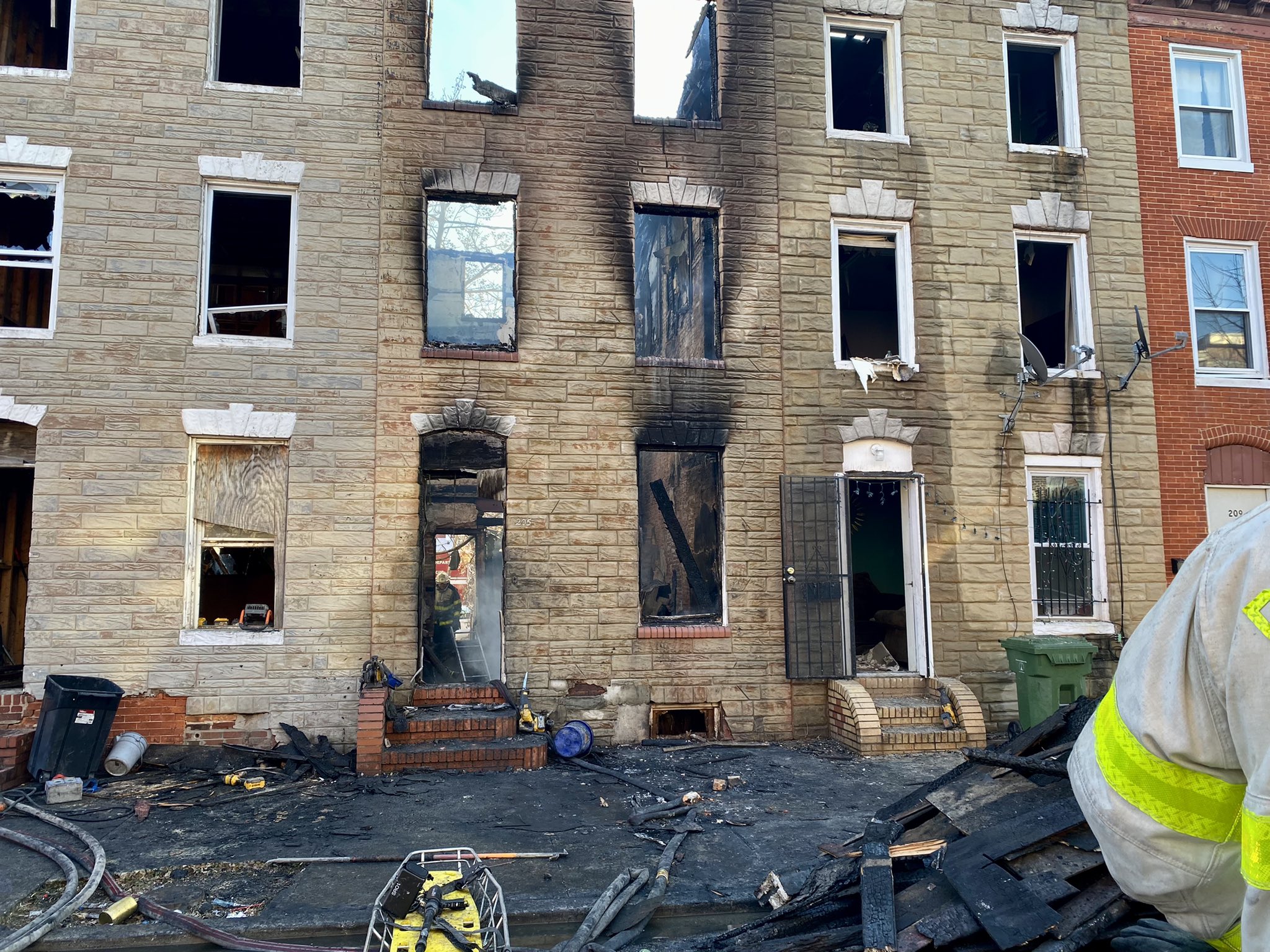 現場畫面可看到屋頂坍塌痕跡。(圖/翻攝自Baltimore Fire 推特 @BaltimoreFire)