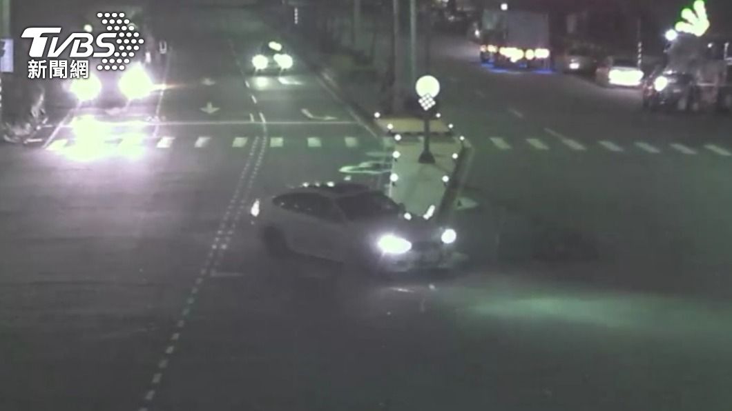 白色轎車逃逸。(圖/TVBS)