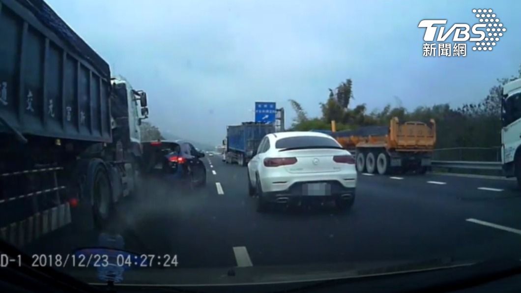 2砂石車超載上國道!拒檢蛇行逃磅 引發連環撞