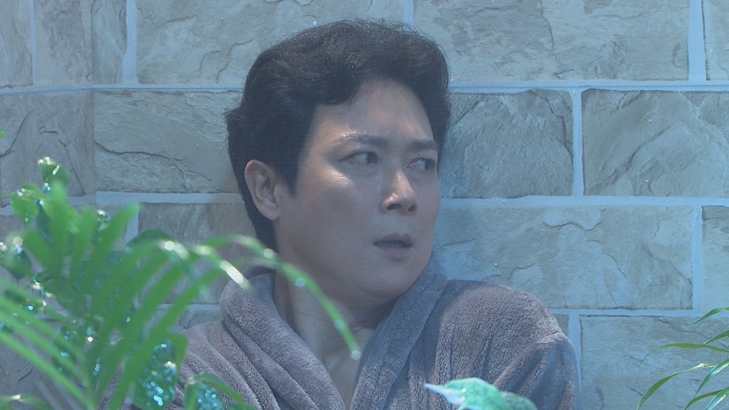 偷情被抓包？男星「穿內褲」躲陽台　苦喊：真的很要命