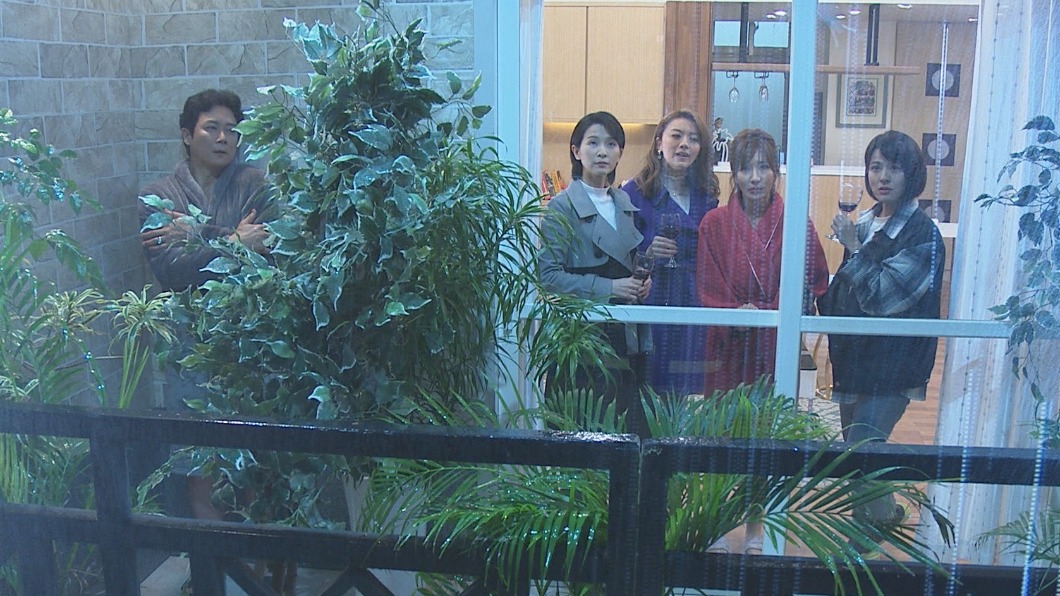 王燦穿浴袍躲陽台,深怕曝光。(圖/民視提供)