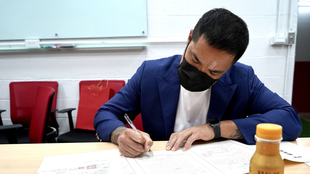 林智勝與中職味全龍隊簽約。(圖/翻攝自味全龍臉書)