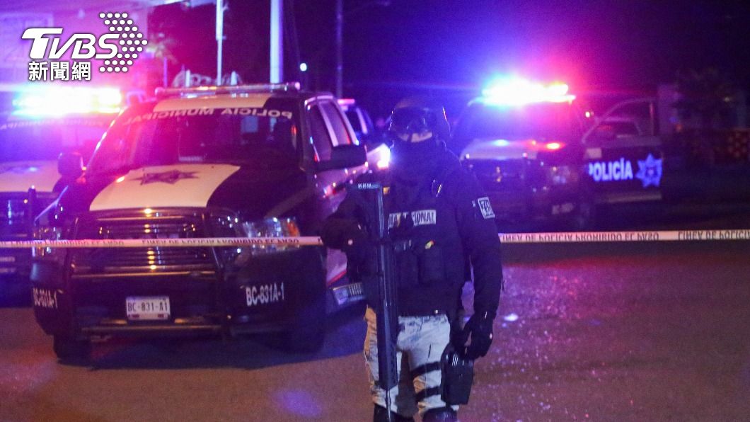 警方於命案現場拉起封鎖線,出動多輛警車。(圖/達志影像路透社)