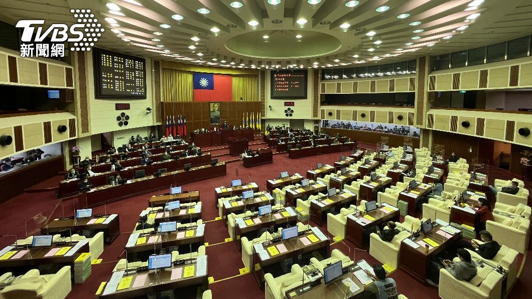 台北市議會今天舉行臨時大會,原定要通過已協商完成的預算案,但因北市府昨天發文要求政院不核准重陽敬老金自治條例,因而有議員要求散會,最終議長也直接宣布散會。(圖/TVBS)