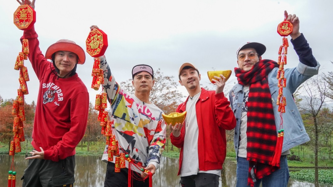 左起黃鐙輝、竇智孔、陳漢典、王傳一同框錄製過年單元。(圖/東森提供)