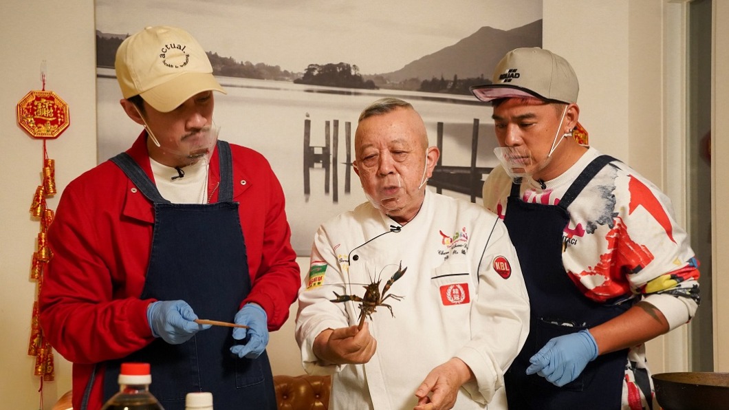 陳漢典、竇智孔向國宴主廚陳兆麟討教廚藝。(圖/東森提供)