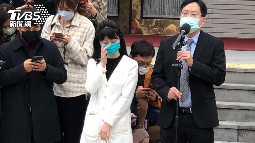 高嘉瑜記者會上談及遭施暴一事忍不住落淚。(圖/TVBS資料畫面)