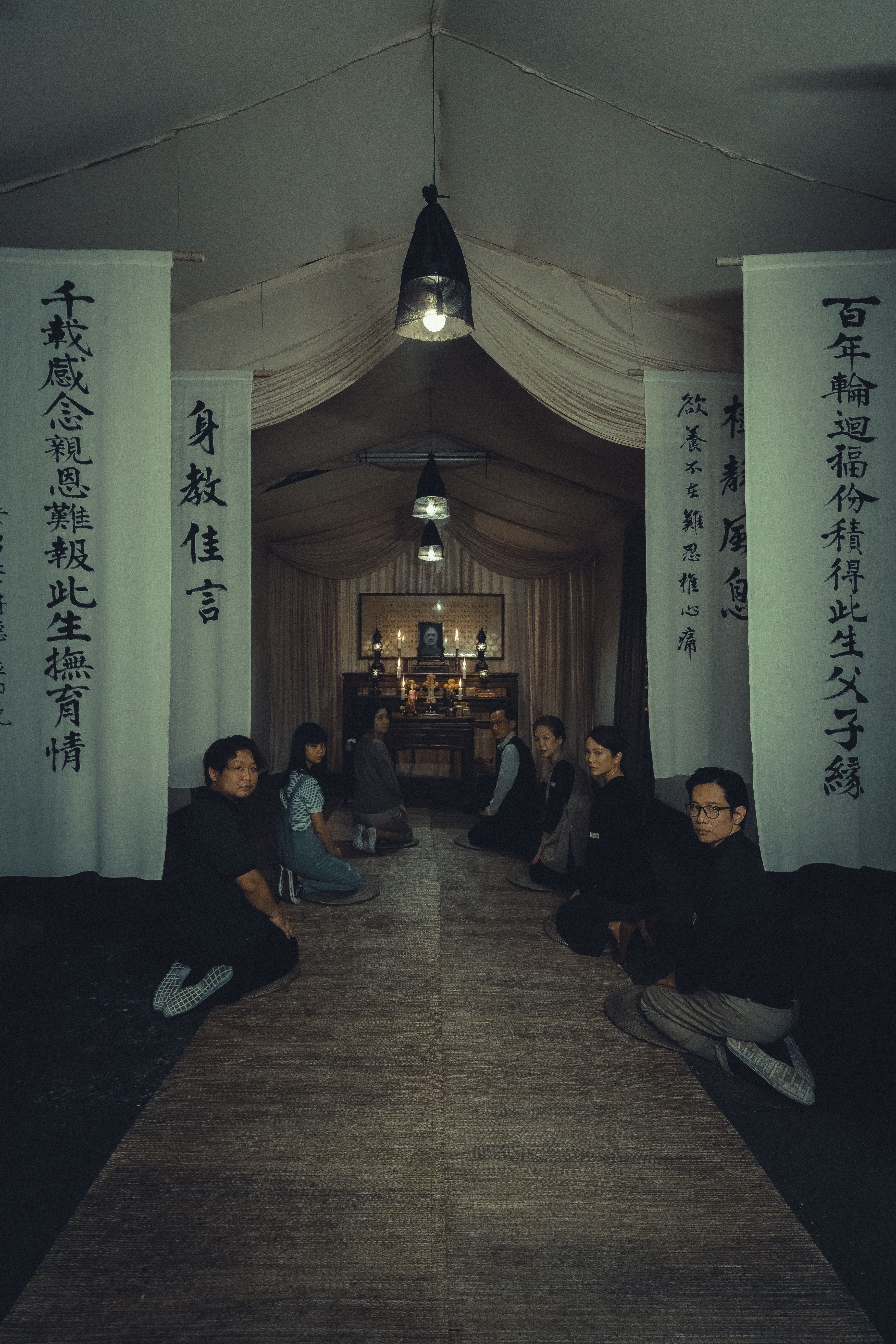《頭七》家族成員齊聚靈堂卻面無表情。(圖/皮諾丘電影提供)