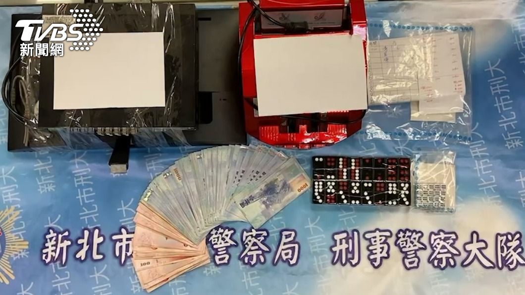警方查扣相關證物。(圖/TVBS)
