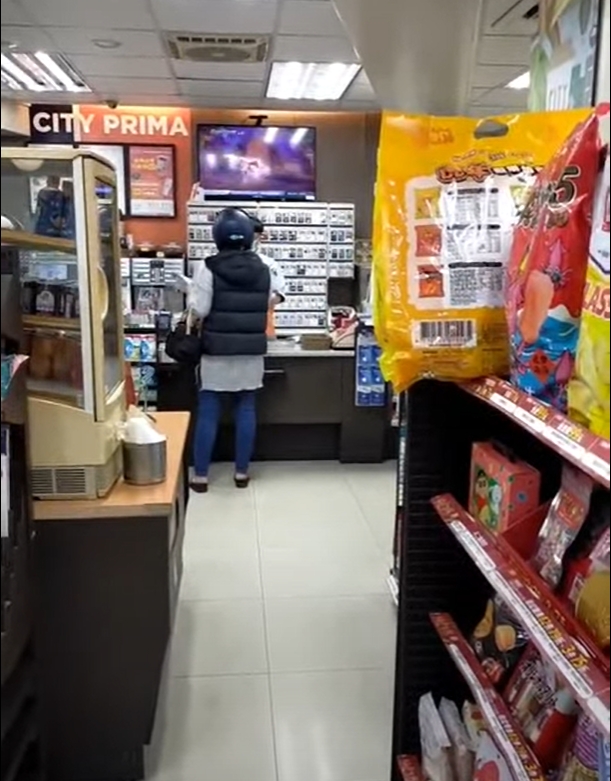 婦人到超商列印,但不熟悉機器操作,把1張印成7張。(圖/翻攝自臉書社團「爆料公社」)