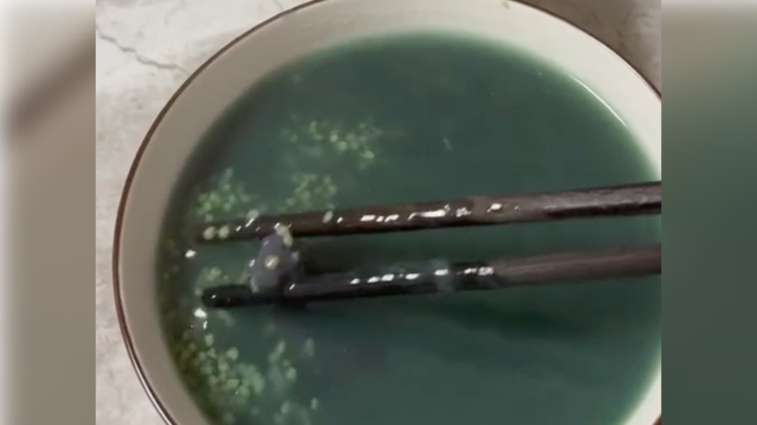 網友分享妻子煮的粥是深綠色。(圖/翻攝自微博)