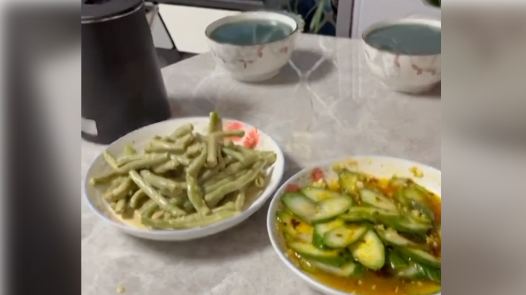 妻子不僅煮出綠色粥,其他菜色也全是綠的。(圖/翻攝自微博)