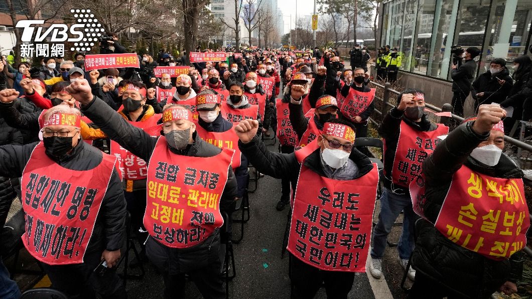 南韓國內小型企業主不滿政府防疫措施,走上街頭進行示威抗議。(圖/達志影像美聯社)