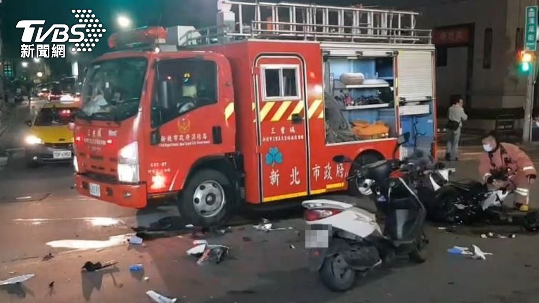 事故現場散落車殼碎片。(圖/TVBS)