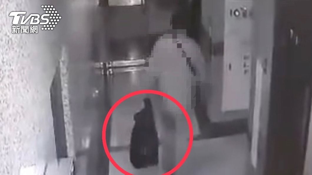 警方調閱監視器發現，蔡男手提不明方型物。（圖／讀者提供）