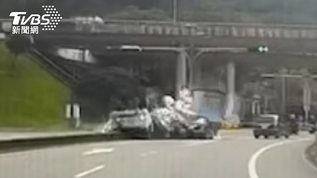 下交流道失控!三噸半貨車「解體」翻覆壓無辜車 駕駛死亡