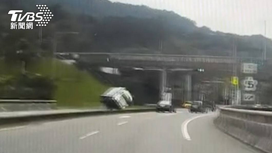 貨車重心不穩翻覆。(圖/TVBS)