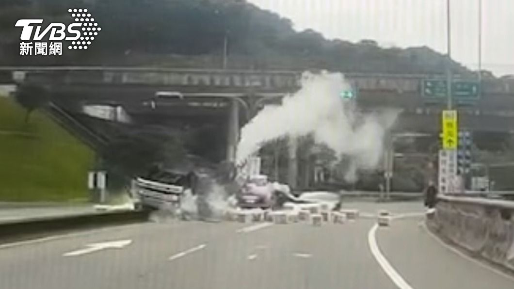 翻車後冒出大量白煙。(圖/TVBS)