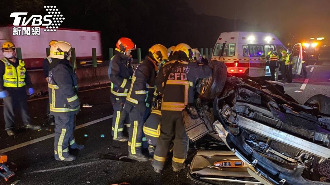 國道死亡車禍!轎車自撞翻覆再遭後車猛撞 夫妻雙亡