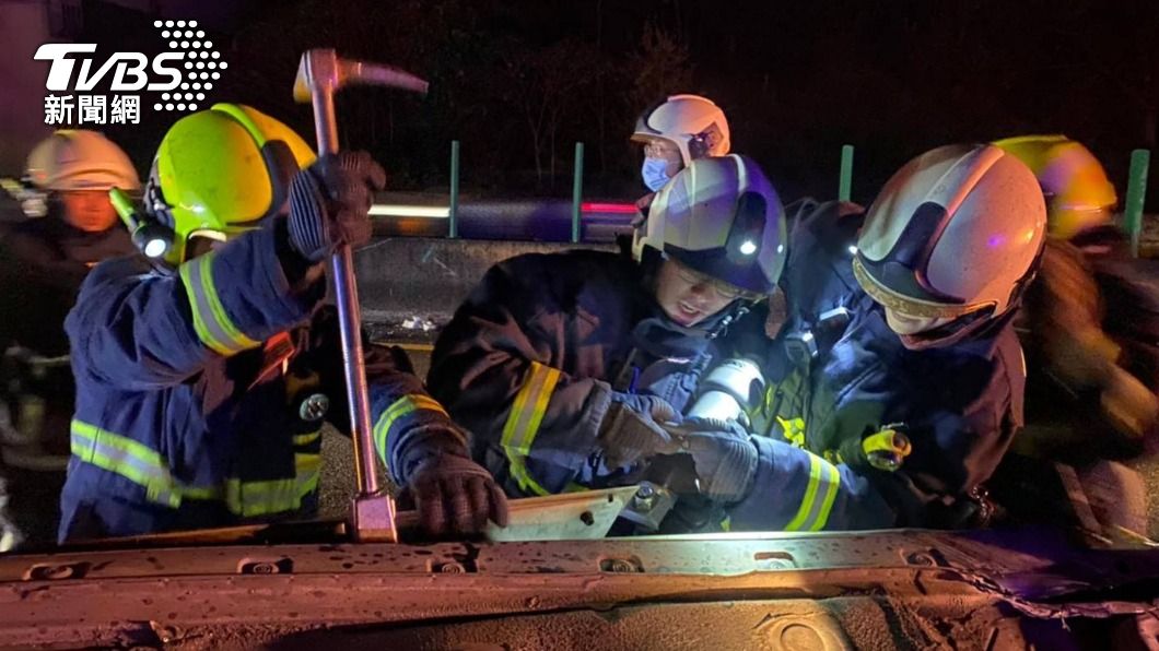 消防人員動用破壞器材,將受困的夫妻救出,然而他們已無呼吸心跳。(圖/台中市消防局提供)