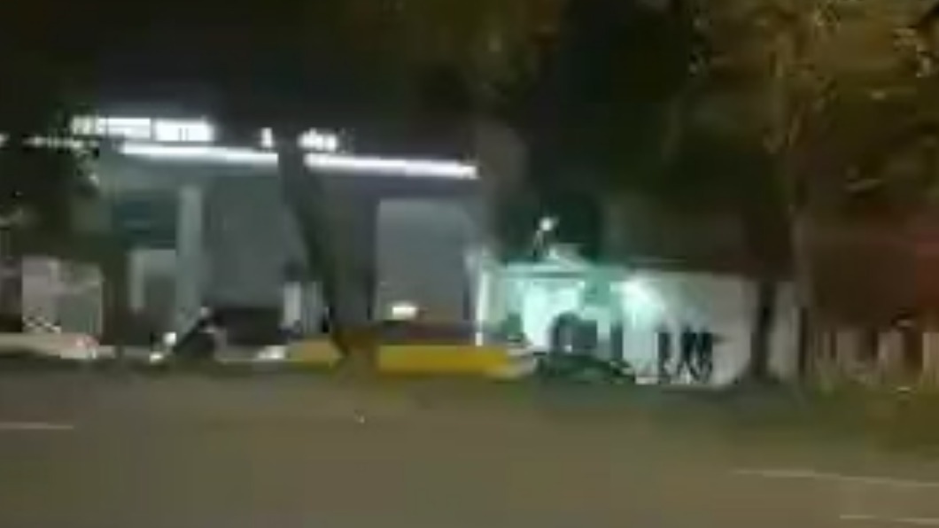 10多名惡煞分乘4車到場。(圖/翻攝爆料公社)
