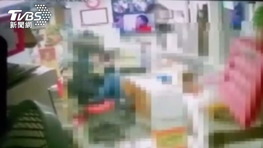 惡煞狂噴辣椒水。(圖/TVBS)