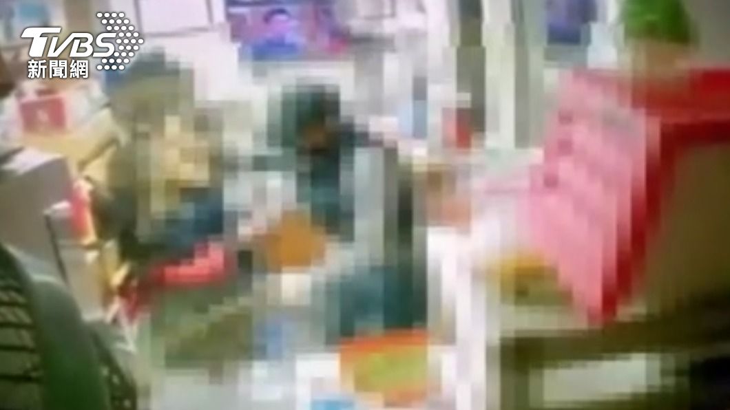 店內老闆娘友人在看電視被攻擊嚇壞。(圖/TVBS)