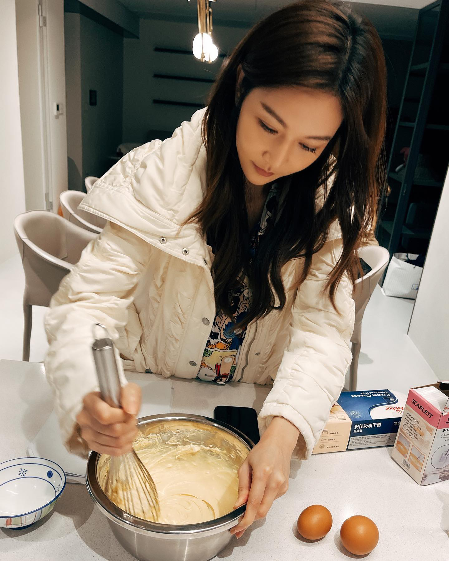 不管是拍戲還是副業,曾莞婷都親力親為一步一腳印。(圖/LiTV、 曾莞婷工作室提供)