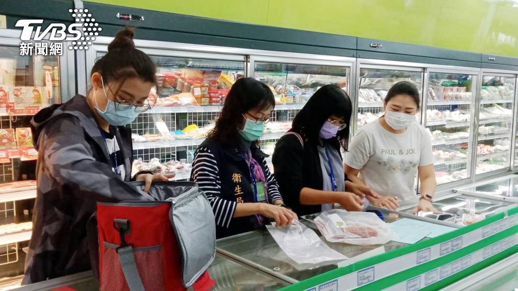 衛生局抽查年節食品。（圖／中央社）