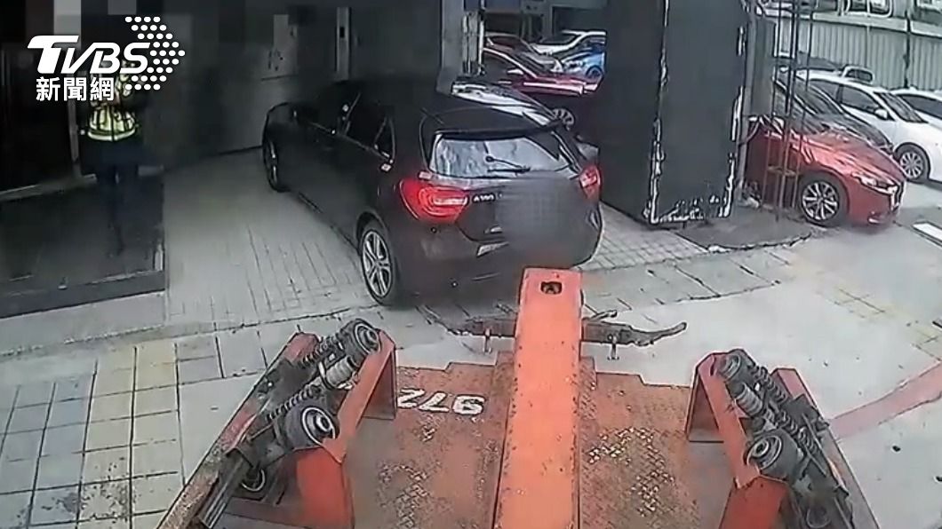 賓士車違停在他人車道門口。(圖/TVBS)