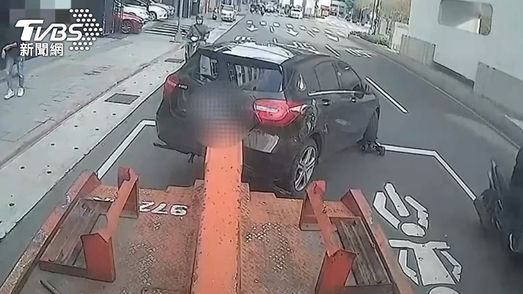 拖吊過程中車頭偏移。(圖/TVBS)