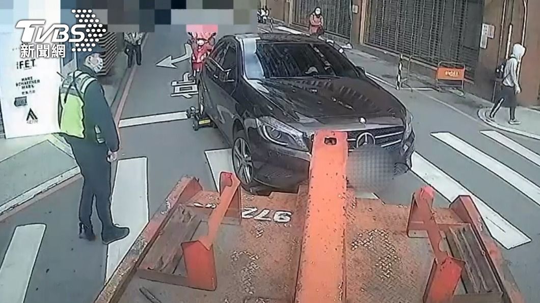 業者趕緊停車改抓前輪進行拖吊。(圖/TVBS)