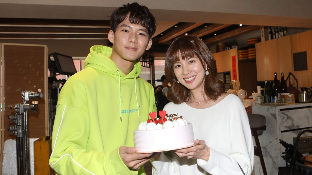 吳念軒今(26)日與劇組人員為林予晞慶生。(圖/公視提供)