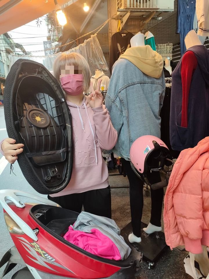車主開心跟「戰利品」合影。(圖/翻攝自爆廢公社)
