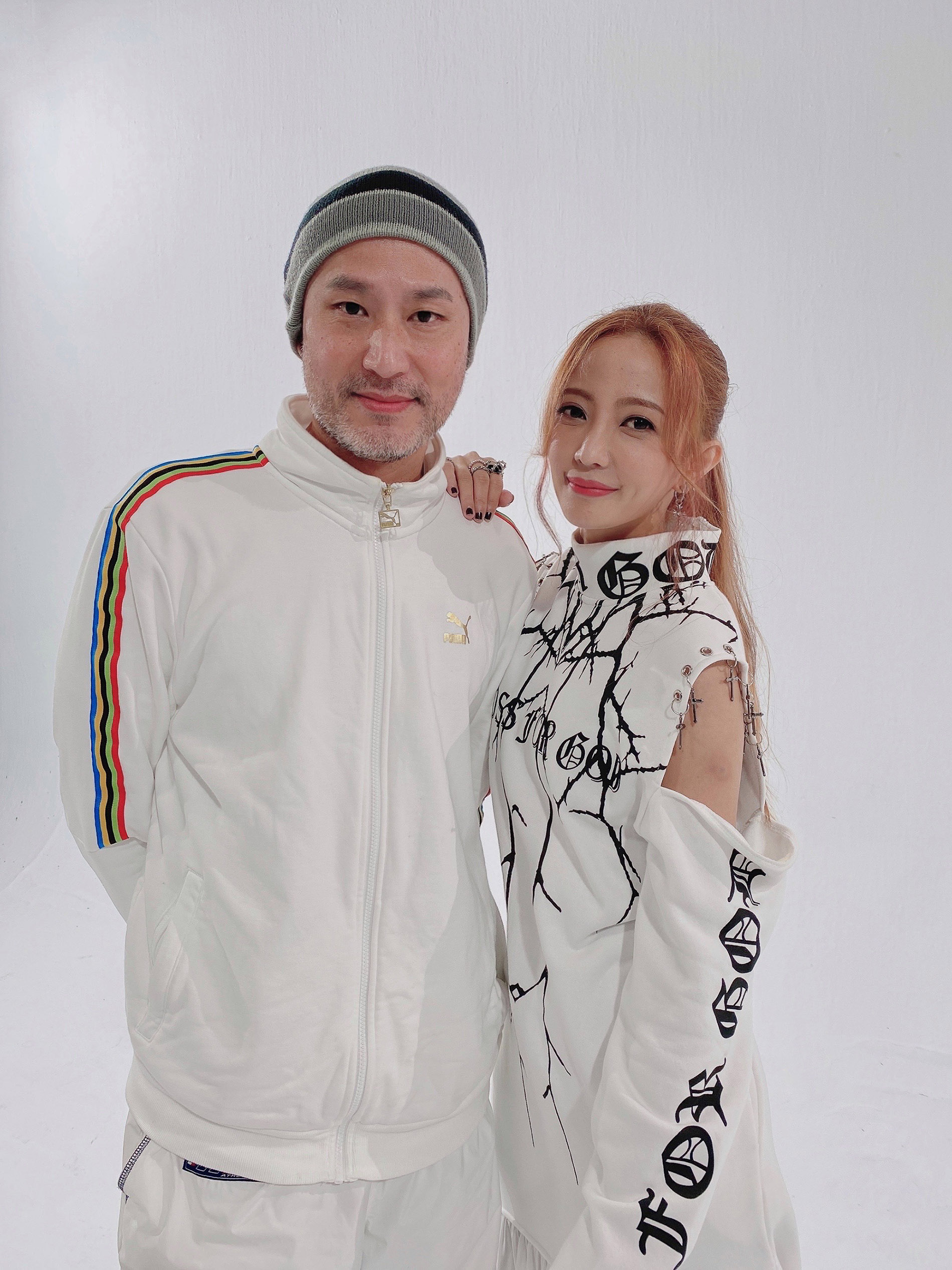 老公張瑞哲探班黃美珍MV。(圖/Superfanz Taiwan提供)