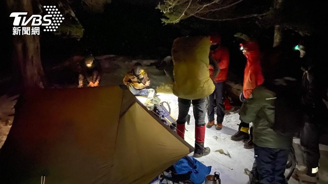 雪山2登山客墜雪坡 保育志工及熱心山友徹夜馳援