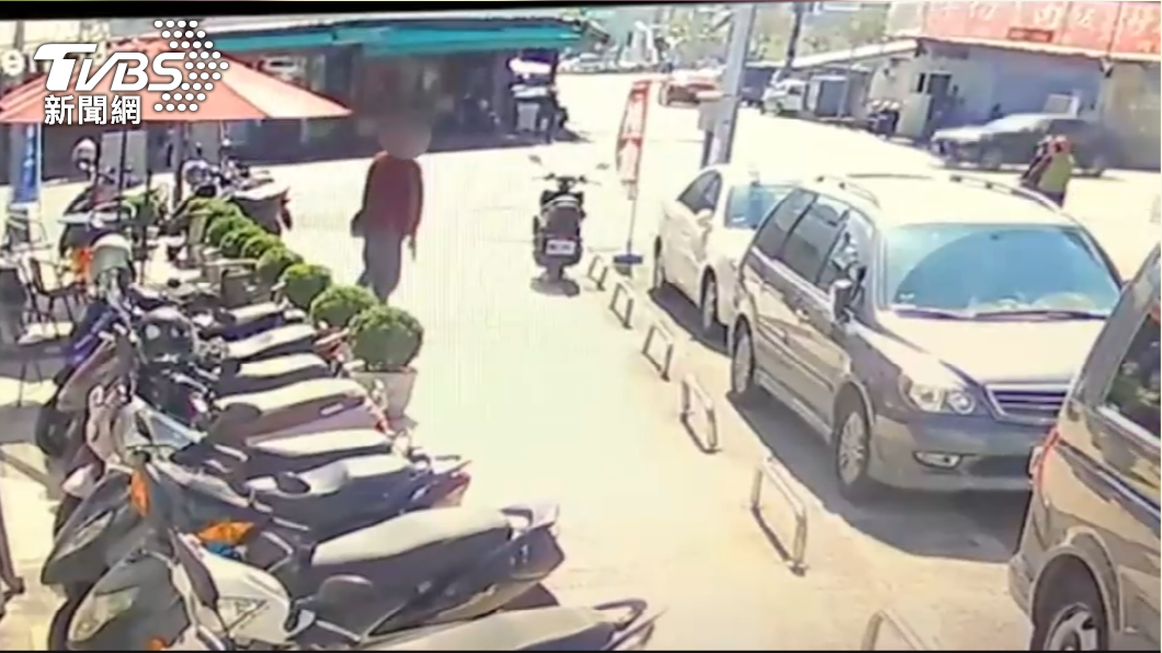 趙嫌槍殺完老大後,步行逃逸。(圖/警方提供)