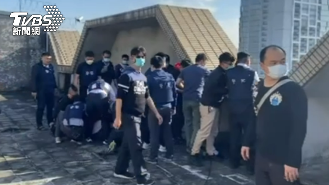 警方於中區某大樓頂樓逮捕趙嫌。(圖/警方提供)