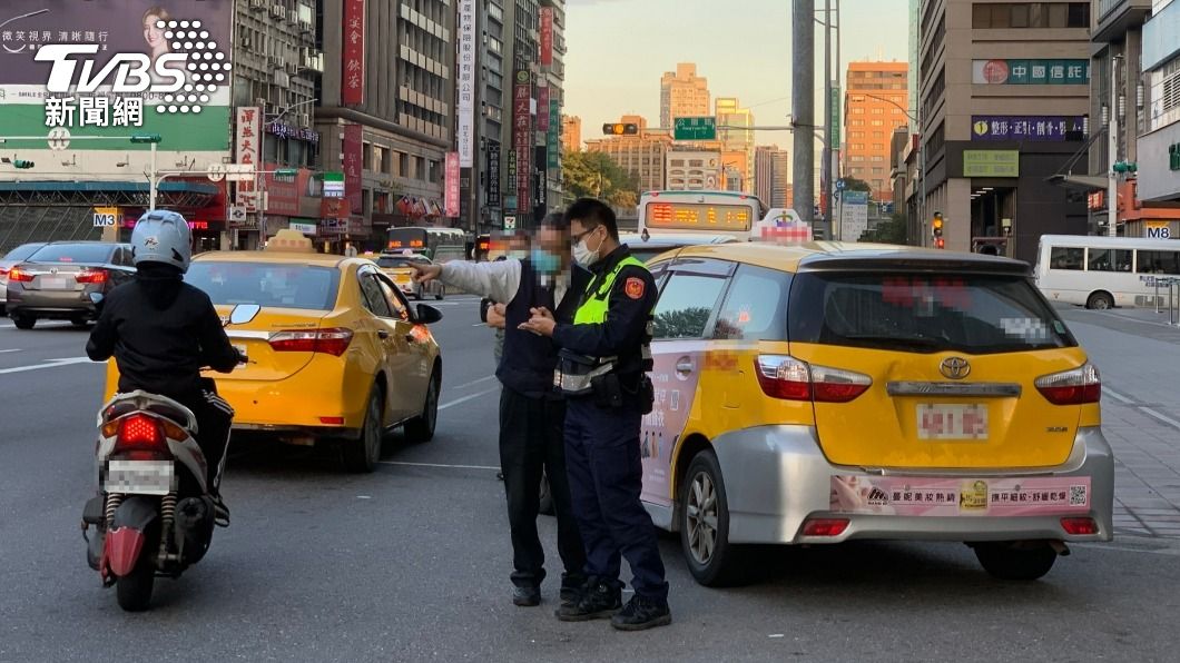 變換車道未注意！小黃北車前擦撞釀壅塞　警急排除事故