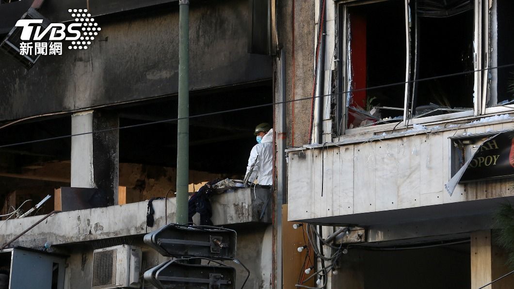大樓內被爆炸後的火勢燒得一片漆黑。(圖/達志影像路透社)