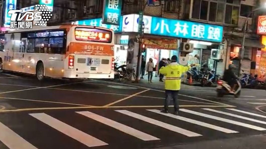 義交於雍塞路口疏導交通。（圖／TVBS）