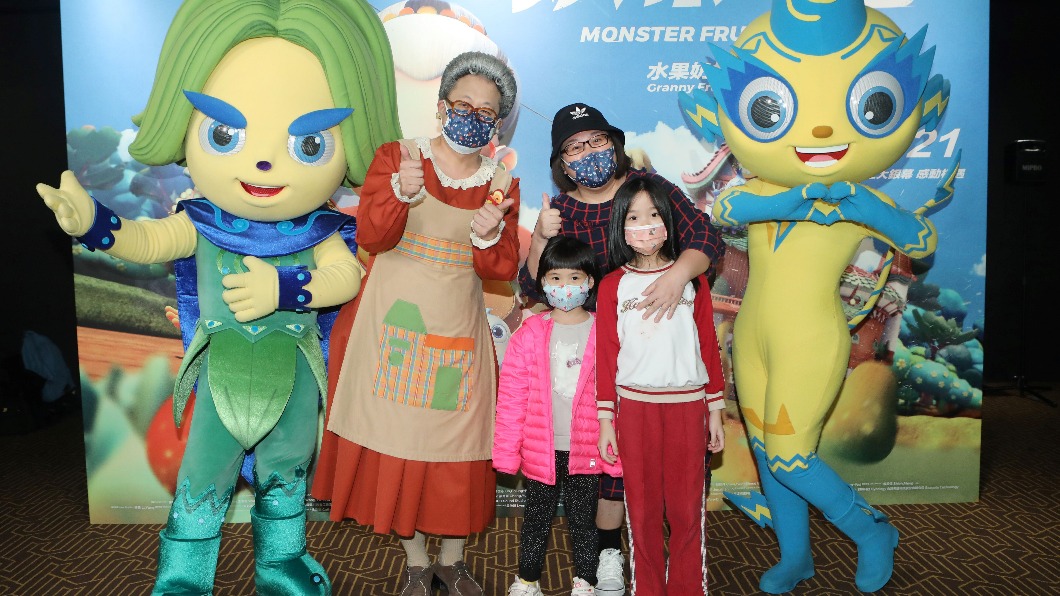 鍾欣凌帶女兒看《妖果小學》 笑虧「奶奶老了比較可愛」