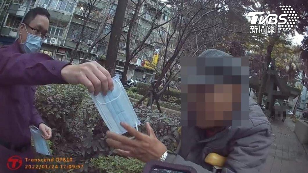 沒戴口罩走上街頭！警好心送他一個　意外揭出通緝身分