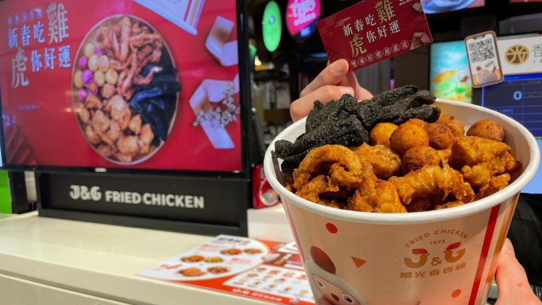  新春分享桶內含經典的大份香香炸雞、Q軟彈牙海味十足的阿根廷魷魚等。（圖／繼光香香雞提供）