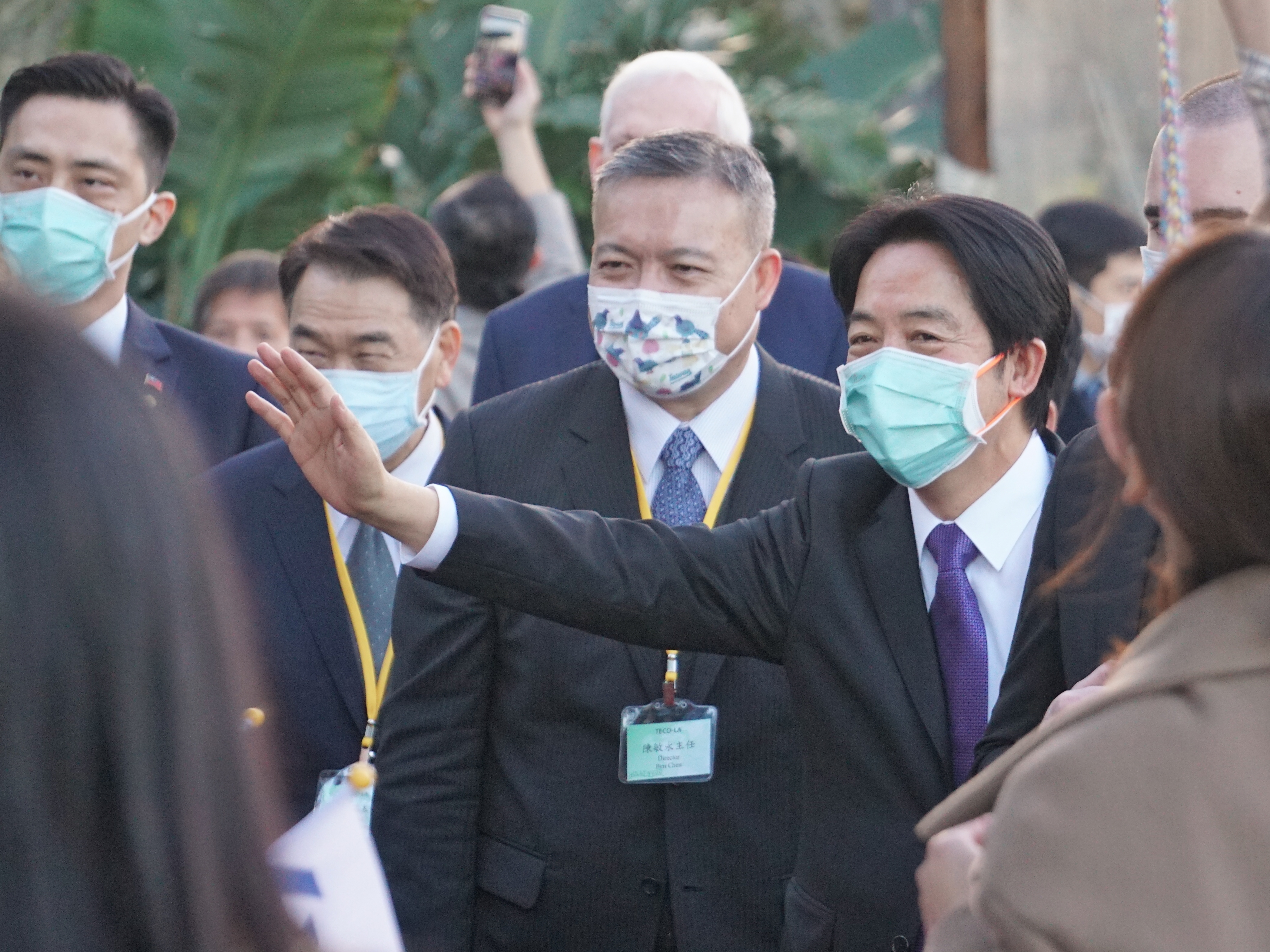 副總統賴清德過境美國洛杉磯 AIT主席迎接、僑胞戴口罩歡迎!