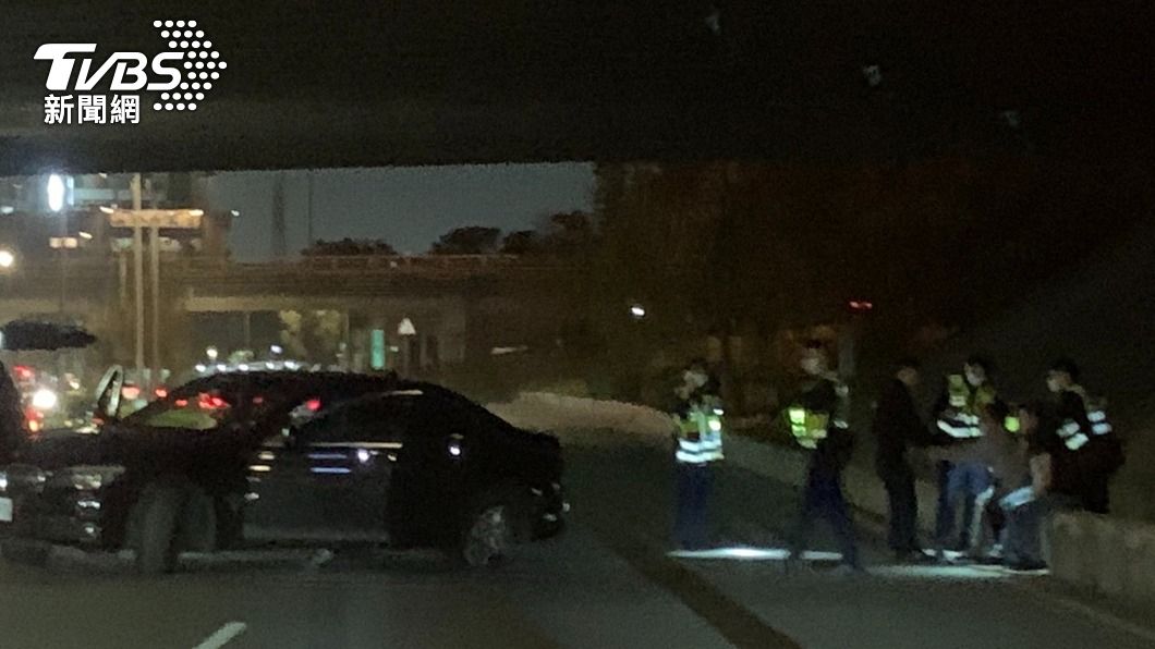 為了毒賭命!3毒蟲遇臨檢開車衝撞 警開2槍射車嚇阻逮人
